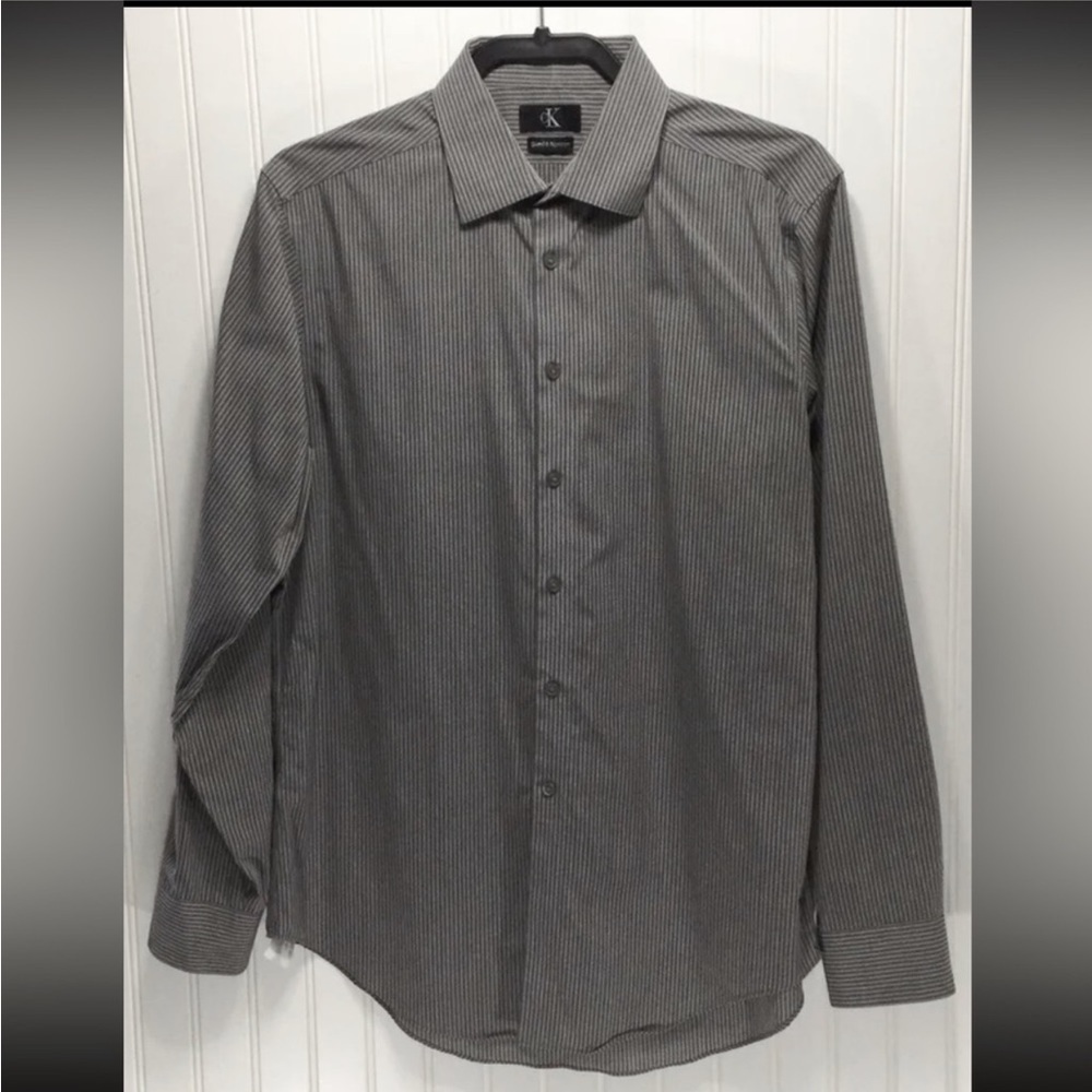 NWOT Calvin Klein Grey Striped Slim fit Men’s Button Down Shirt size M